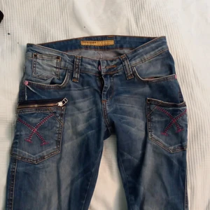 Lågmidjade jeans - Jag undrar om någon skulle kunna vara intresserade av dessa coola lågmidjade byxor då dem är på gränsen till försmå för mig.🥰 dem är i passformen straight/ raka och byxorna har snygga detaljer på bakfickorna och samt fickor på benen. Skriv privat för frågor eller fler bilder!💗 Fraktar men möts helst i Stockholm:) Priser kan alltid diskuteras 