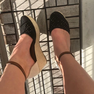 Sommarskor - Super söta skor som passar perfekt till sommaren!! Säljer då de är för små för mig som har strl 38/39, endast använda ett fåtal gånger. Bara att skriva till mig om ni har frågor eller vill ha fler bilder!!❤️‍🩹