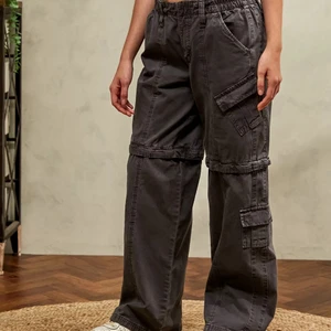 Cargo byxor - (SÄLJER BILLIGARE VID SNABB AFFÄR) Säljer dessa skitcoola cargo byxor från Urban då jag tyvärr fick hem fel storlek. 😢 Är storlek XL men sitter lite mindre i midjan. Helt oanvända med lappar kvar! Skriv bara om du vill ha egna bilder