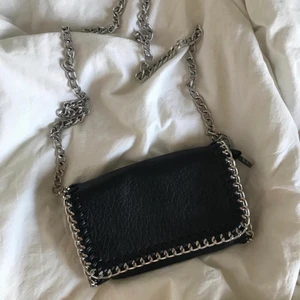 Tiamo väska  - Vill få den såld så snabbt som möjligt så först till kvarn, frakten är 66kr och jag har köpt den här på Plick men då den tyvärr inte kommer till användning så säljer jag den💕hör av dig vid frågor☺️