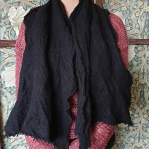 Uniqlo 100% kashmir halsduk - 100% kashmir. OBS! Plagget har krymt i tvätten & gett det en mer skrynklig look. Som på bilden är nuvarande skick. Är nu mera som en halsduk än sjal därav säljs den som halsduk. Lapp med innehåll & tvättråd är bortklippta. Bör handtvättas och handtorkas