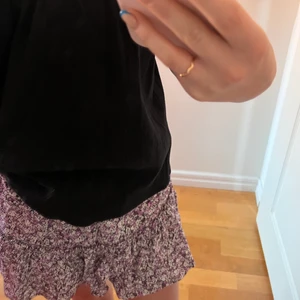 Zara kjol storlek S - Säljer min superfina zara kjol med blommor säljer ändast den inte kommer till användning. Jag kan inte hitta den på hemsidan så att jag tror att den är slutsåld, aldrig andvänd så schiket är som ny!