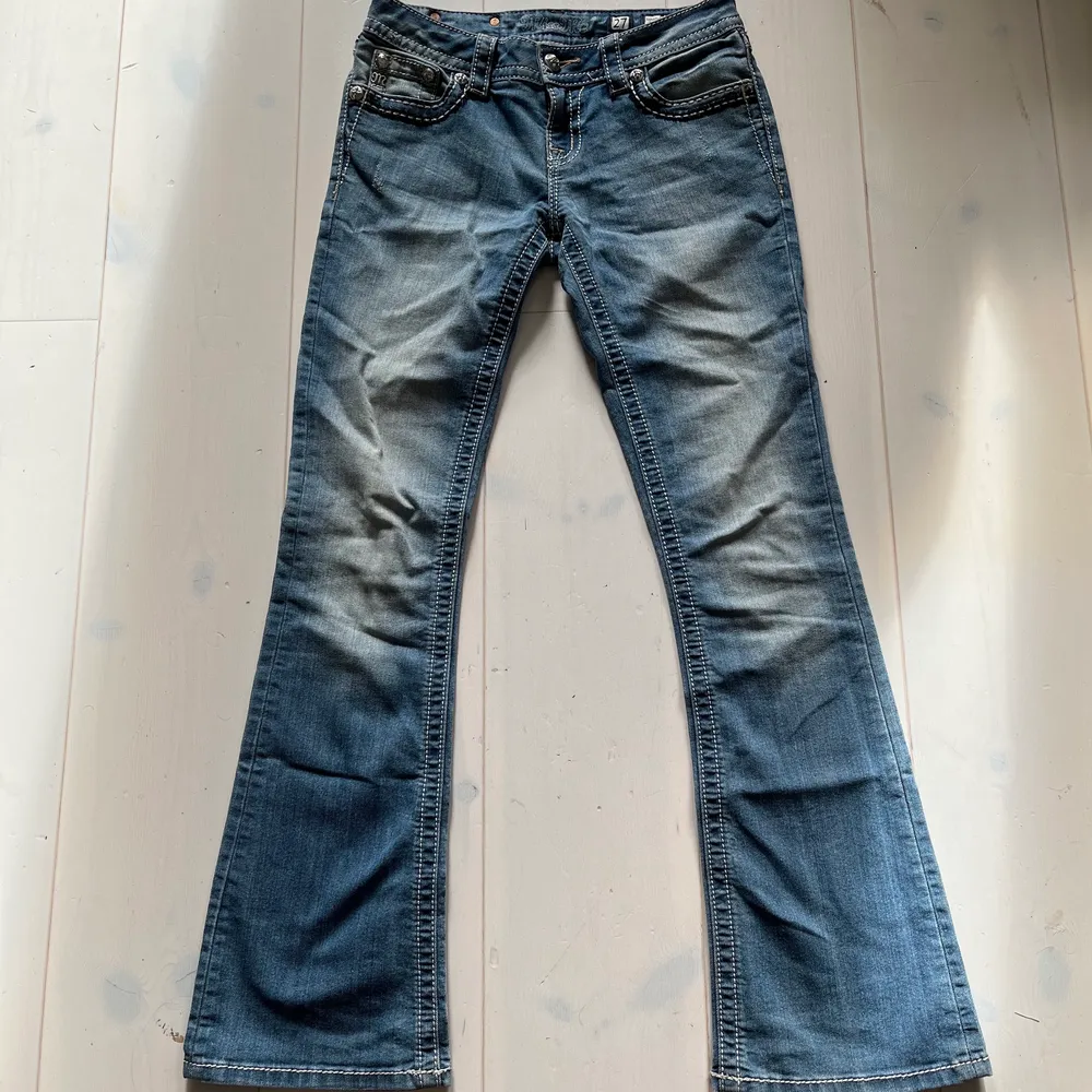 Lågmidjade Miss Me jeans i modellen ”signature rise bootcut” ⚜️ Jag köpte dem från Tradera och de är i superbra skick, förutom att en sten saknas på ena bakfickan. Säljer bara för att dem är lite för små.                 Frakt ingår ej.. Jeans & Byxor.