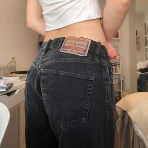 Grå jeans från Diesel Industry , herrmodell , avklippta och lagom långa för ca 165 cm , sitter väldigt <- stort, frakt INGÅR ❤️  (finns fler bilder)