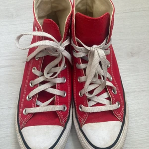 Röda Converse strl 38 - Ett par jätte fina röda Converse i strl 38 💗 Inga skador eller något sånt på! Säljer för 350kr + frakt
