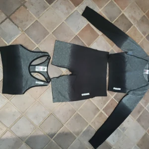 Gymshark set - Short, sport bh och croptop från gymshark i ombre färgen. Säljes då de inte kommer till användning shortsen har jag endast cyklat i 1 gång, sport bhn har jag tränat i 2 gånger och toppen också ca 2 gånger. Inga skador alls på dom. 499 för alla och köparen står för frakt 😊 shortsen är i stl M men passar S, sport bhn är i stl S och toppen även den i stl S.
