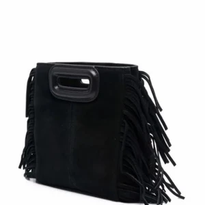 Maje väska  - Säljer min superfina maje väska! I hyfsat bra skick, använd ett par fåtal gånger. Säljer pga att den inte kom till användning då jag var andra väskor. Skriv till mig för fler bilder! Köpt för 2500kr och har kvar påse!