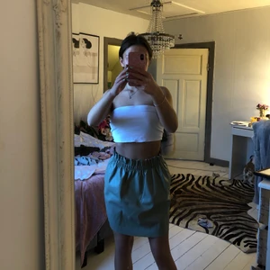 Grön skinn kjol, passar alla storlekar. - Säljer en grön skinn kjol, väldigt stretchiga. två fickor, använt ett få tal gånger. DM för bättre bilder 🤍