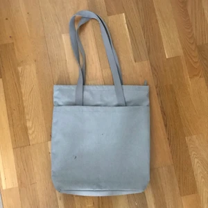 ikea-totebag  - den ökända ikea-toten med jättemånga fack som går att använda som ryggsäck också! ljust foder!! använd en del nu i vintras men är inte riktigt min stil. 