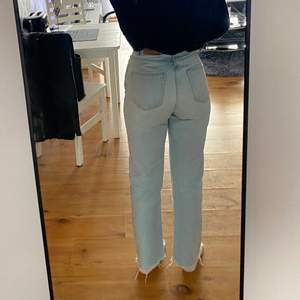 Ljusblå raka jeans från NA-KD som sitter jättefint, inte använt så mycket så är i ganska bra skick. Använder dock aldrig dessa längre så därför jag säljer dom. 