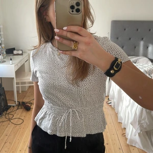 Prickig tröja  - Säljer denna fina prickiga tröjan från Zara, har som en liten volang i slutet av tröjan och super söt❤️‍🔥 super fint skick, köparen står för frakt