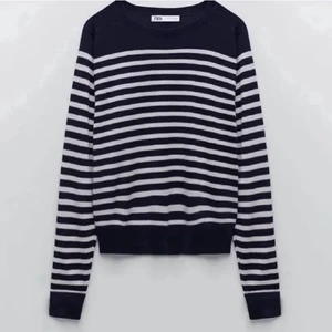 Stickad zara tröja  - Säljer den här sjukt fina zara tröjan. Köpte för ungefär 1 år sen. Använd men okej skick. Har tyvärr ett hål som man kan se på sista bilden och därför säljer jag den lite billigare.