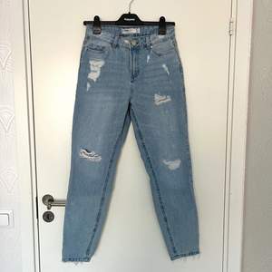 Ljus blåa ”ripped” jeans! Jeansen är helt nya och har aldrig använts. Ingen retur. Alla plagg som säljs tvättas noga innan leverans! Det är bara att skriva om du har några frågor eller vill se fler bilder på plagget! <3