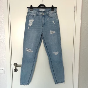 Blåa jeans - Ljus blåa ”ripped” jeans! Jeansen är helt nya och har aldrig använts. Ingen retur. Alla plagg som säljs tvättas noga innan leverans! Det är bara att skriva om du har några frågor eller vill se fler bilder på plagget! <3
