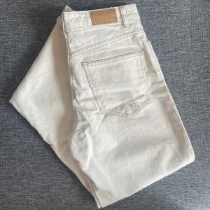 Jeans - Från Stradivarius. Använda 1 gång. Långa. Frakt tillkommer!