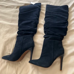 Mockaboots - 💕INTRESSEKOLL💕 funderar på att sälja mina marinblåa mockaboots köpta ifrån zalando (nypris: 1145) De är endast använda en gång och får ingen användning för de. De är i storlek 38 men är lite små i storlek! Klackhöjd: 10 cm 🥰 frakt tillkommer