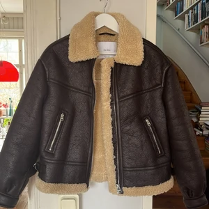 Jacka - Så fin vårjacka jag köpte här på Plick men som tyvärr inte passade mig! Skriv för fler bilder! Är fler intresserade blir det budgivning!