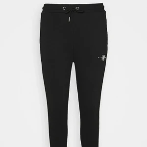 Oanvända SikSilk byxor!! - Säljer mina oanvända Siksilk mjukis, dem är supersköna de bästa jag köpt men jag ångrade mig då dem är passformen är tightare än vad jag ville ha dem. Nypris: 549, de är slutsålda på zalando. (Ursäkta för smutsig spegel)