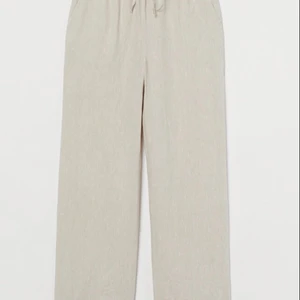 Linnebyxor - Säljer mina fina linnebyxor som jag köpte på hm förra året. Knappt använda. Säljer pga fel passform. Nypris var 349, säljer de nu för 150. Köparen står för frakt☺️OBS! De två första bilderna är lånade