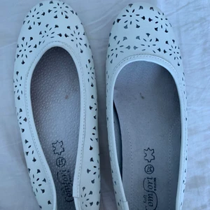 Vita sommarskor - Vita jätte söta sommarskor!