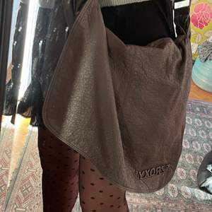 En brun/grå läderväska från Roxy. Vet inte när den köptes, men den är i bra skick, då den inte är så använd.✨ 150kr+frakt