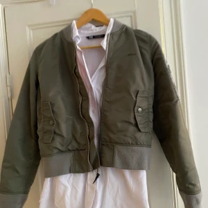 Bombajacka  - Grön bombarjacka. Använd fåtal gånger men precis tvättad på kemtvätt 