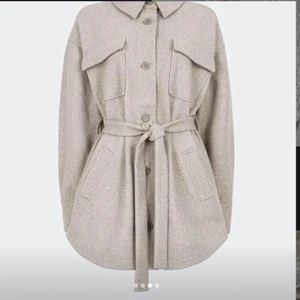 BEIGE Kappa från BIKBOK - Jätte fin beige kappa från bikbok i bra skick! ❤️