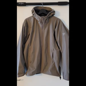 Arcteryx Solano Hoody Alchemy - Tvärfet skaljacka från Arcteryx i Storlek M, cond 10/10 inga flaws. Vind och vattenresistant! Kvitto och referenser finns.