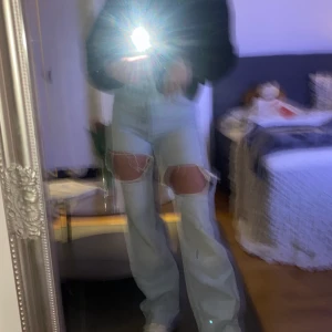 Jeans zara  - Ljusblå jeans från zara i Storlek 34.använd  ca 10 gr och är i nyskick. 