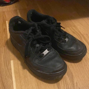 Black air forces  - Black air forces, riktigt använda så dem har sina skador, inga skador på sulan dock. Kontakta mig för mer info eller bilder, köparen står för frakten 💗