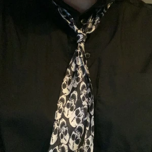 Slips  - Slips med dödskallar 🙏🙏 super cool passar till Y2k och goth skulle jag säga! Både män och kvinnor passar i den! Annars kan ni köpa den till eran farsa 