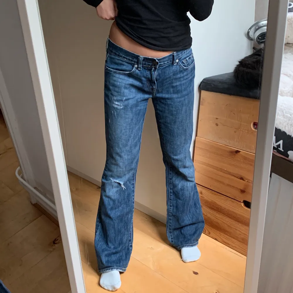 lågmidjade jeans🌎 knappt använda!!. Jeans & Byxor.