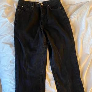 Ett par jeans från Gina tricot