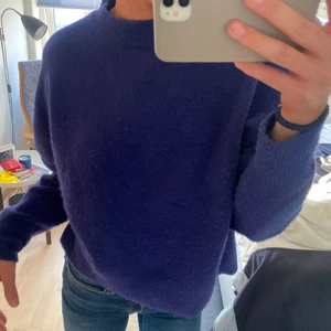 Zara stickad tröja - Jag säljer nu denna fina Zara tröja som är helt slutsåld på hemsidan. Den är i en jätte fin blå färg och fint använd men måste rensa för har alldeles för mycket blå tröjor!❤️ den är M men passar mig som har S på annat.