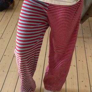 Mads Norgaard byxa och tröja - Säljer det populära och slutsålda setet, byxa och topp, från Mads Norgaards kollektion Nova 3.3. Toppen är nästan helt ny och byxorna är i bra skick 🙏 Går att köpa bara byxorna också om man vill 💖