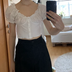 Sommartopp från ginatricot  - Denna urgulliga sommartopp kommer inte till användning hos mig så därför säljer jag den! Passar perfekt nu till sommaren då den är sval croppad i modellen💕