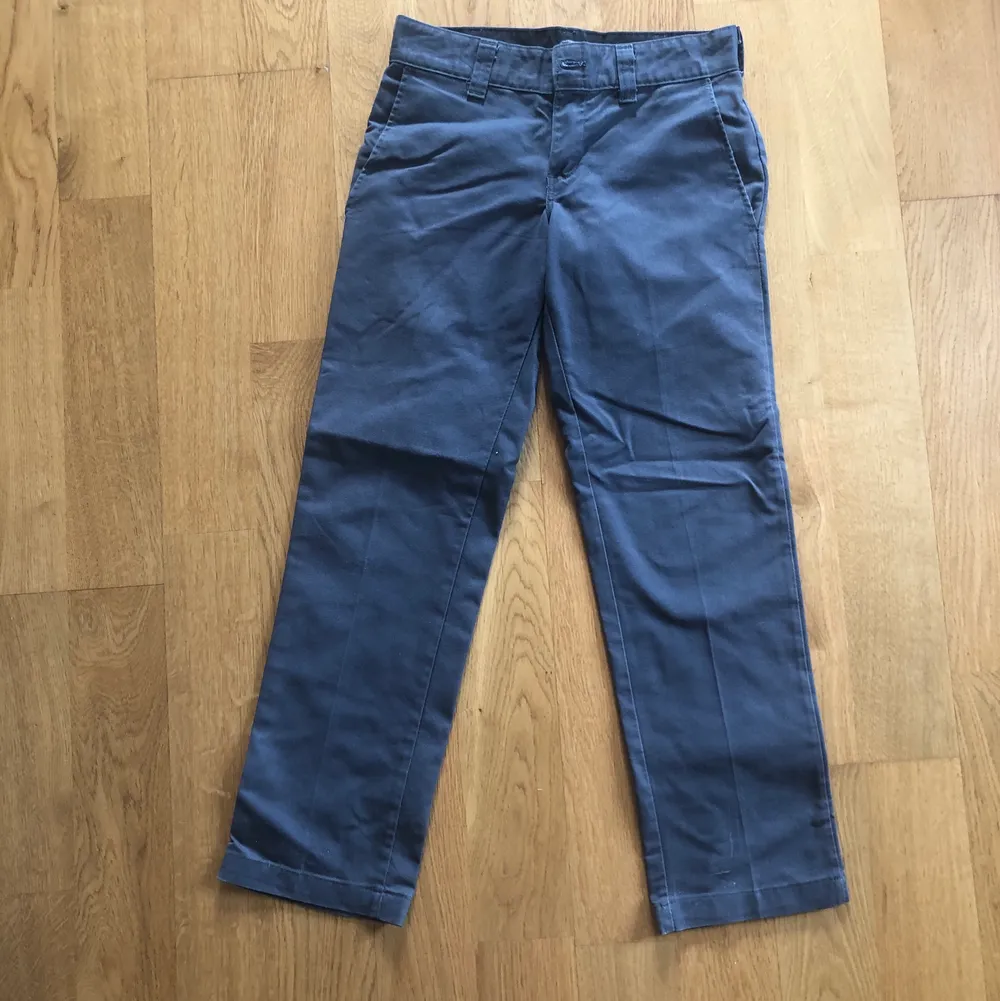 Gråa Dickies byxor i mycket bra skick.                        Pris går att diskutera!. Jeans & Byxor.