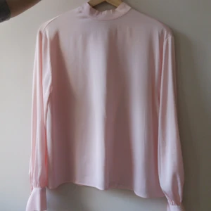Ivyrevel deije blouse - Rosa blus i superskönt material från Ivyrevel. Endast använd en gång, perfekt skick, nypris 6-700 kr. Storlek 36/S Säljes då den är för stor för mig. 150kr+ev frakt. Skriv för fler bilder. 