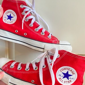 Converse - Säljer mina fina röda converse i stl 37,5 Köparen står för frakt💗säljer även i andra färger kolla min profil💗