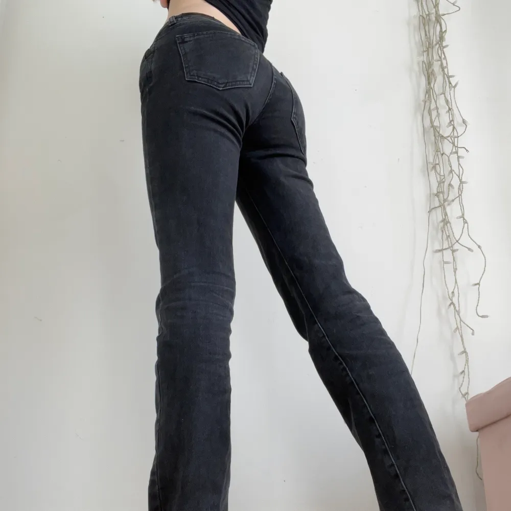 Supersnygga lågmidjade jeans, säljer då jag har för många par byxor. De sitter superbra på mig i längden, jag är 1,70! Superbra skick! Skriv för fler frågor 💕. Jeans & Byxor.