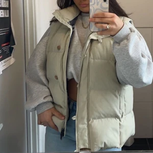 Väst - Väst från Park Lane, ganska oversized vilket jag tycker är snyggt nu under våren, går precis över rumpan. Frakten blir 100kr extra men vid snabb affär kan du få för billigare pris. 