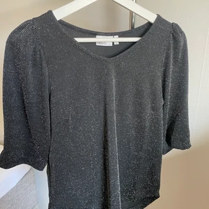 Svart tröja med silver detaljer  - En fin svart tröja som har silver detaljer på sig. Super fin men inte riktigt min still och därför aldrig använt. Köpare står för frakten 