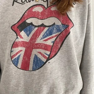 Tjocktröja - Funderar på att sälja min ASSNYGGA tröja med ett coolt tryck på! Det är en väldigt snygg tvättning enligt mig, och helt perfekt till ett par svarta eller blå jeans! Kom med ett bud om du är intresserad!😙( köpt för 399 orginalpris…)