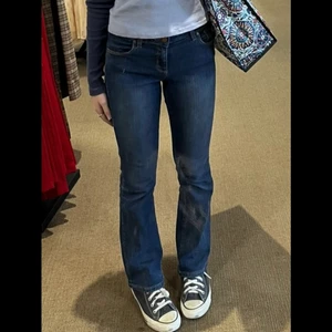 Lågmidjade blå jeans - Säljer ett par lågmidjade jeans köpta second hand som tyvärr inte passade mig. (INTE MIN BILD PÅ FÖRSTA) Bra skick! Straight leg. Köpare står för frakt 