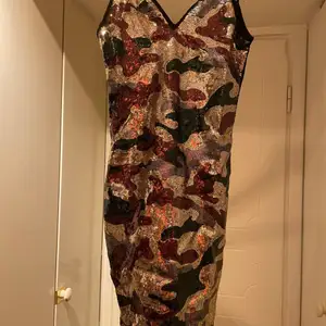 Ny camo sequin klänning från PrettyLittleThing. Storlek 36 men väldigt liten, mer som 34. 