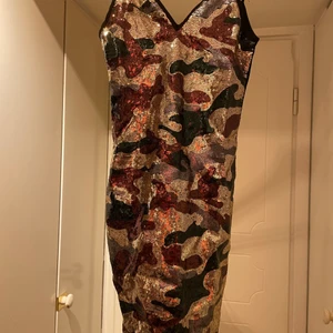 Camo sequin klänning  - Ny camo sequin klänning från PrettyLittleThing. Storlek 36 men väldigt liten, mer som 34. 