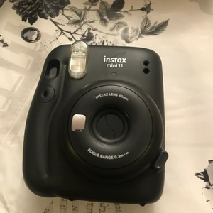 Instax mini 11  - Instax mini 11 i nyskick utöver skadan på bilden. Vid snabb affär kan priset diskuteras, medkommer 5 bilder och ett läderskal. 