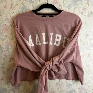 Helt ny topp från BikBok🤍💗 - Aldrig använd. Storlek XS men oversized. Skitsnygg