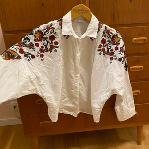 Skjorta med broderade detaljer  - En jättefin oversize skjorta från zara i strl XS men passar allt upp mot M skulle jag säga. Jättefin under en väst eller som den är. I superfräscht skick.