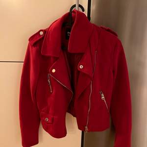 Säljer min fina röda jacka i mocka material. Den är sparsamt använd och köpt från Zalando för längesen. 